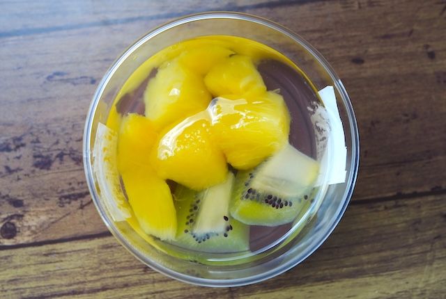 上から見た「フレッシュキウイとパインの水ようかん」