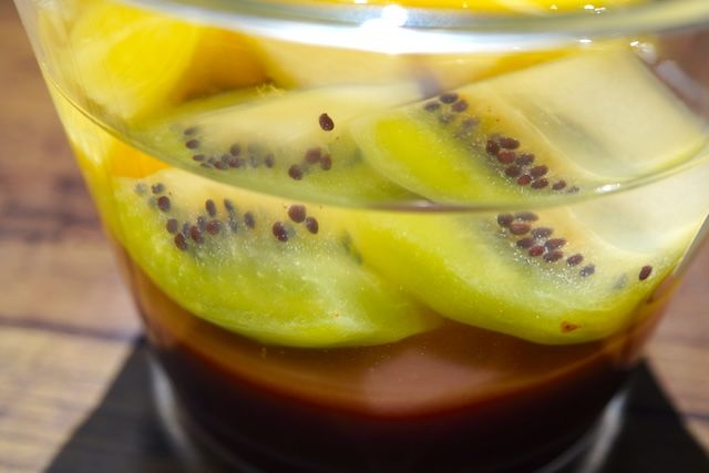 ゼリーに閉じ込められたフルーツ