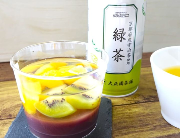 「フレッシュキウイとパインの水ようかん」と「京都府産宇治茶使用 緑茶」