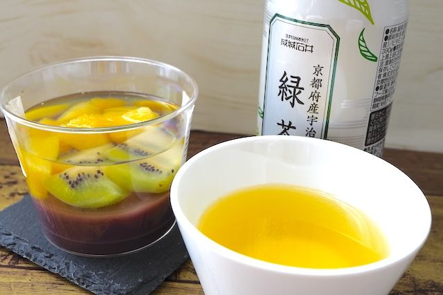 「フレッシュキウイとパインの水ようかん」と「京都府産宇治茶使用 緑茶」