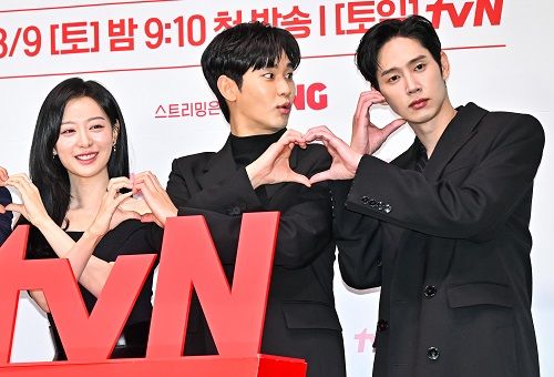 『涙の女王』制作発表会での様子。左からキム・ジウォン、キム・スヒョン、パク・ソンフン