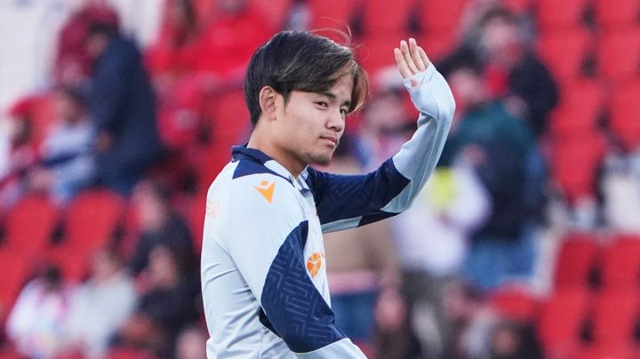 久保建英、警察の発射物で頭部に重傷を負った母親の息子にユニフォームを贈る