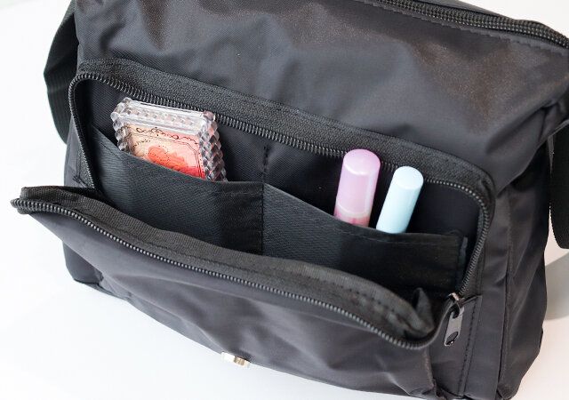 THE GOOD SHOULDER BAGはファスナーポケット付き