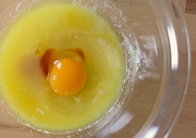 アメリカンチョコチップクッキー レシピ バターに卵とバニラエクストラクトを混ぜる