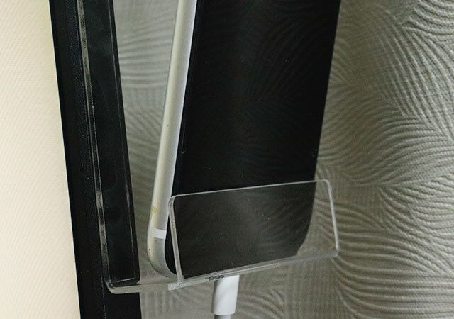 スマホを立てかけたセリアのパソコンにつけられるスマホスタンド