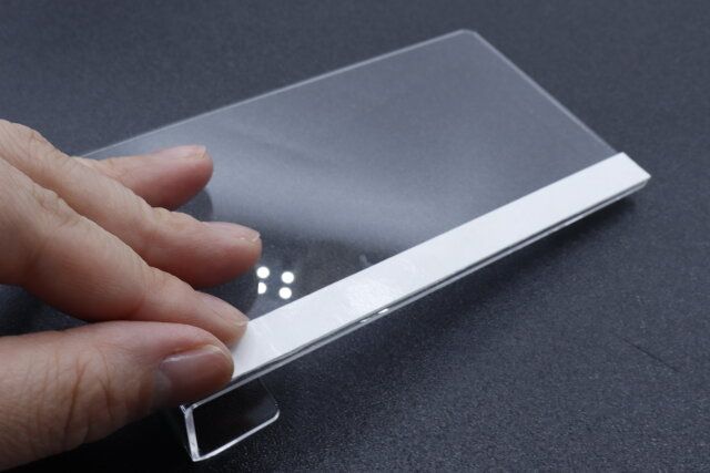 セリアのパソコンにつけられるスマホスタンドにシールを貼る