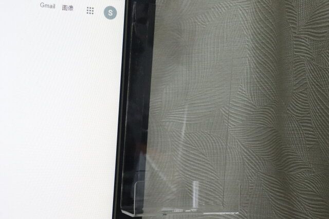 セリアのパソコンにつけられるスマホスタンドをパソコンに取り付けた様子