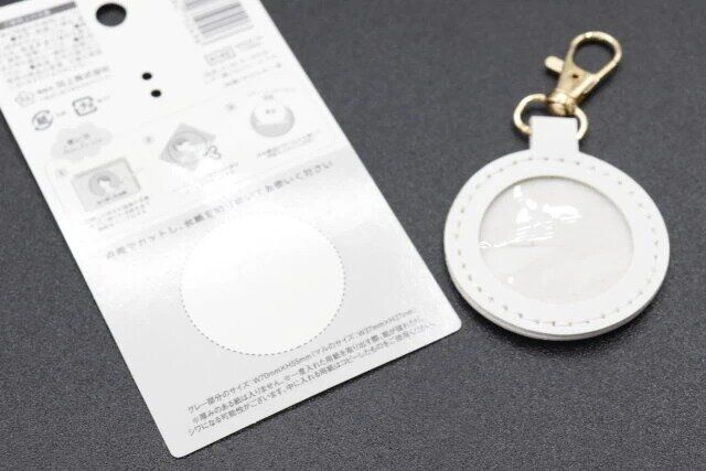 セリアのキーホルダー レザー調 フォトフレーム マルは台紙付き