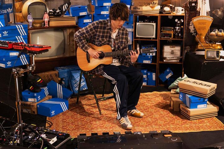 フットボールファッションと相性抜群！adidas Originalsの人気スニーカー「GAZELLE」に特別モデルが登場