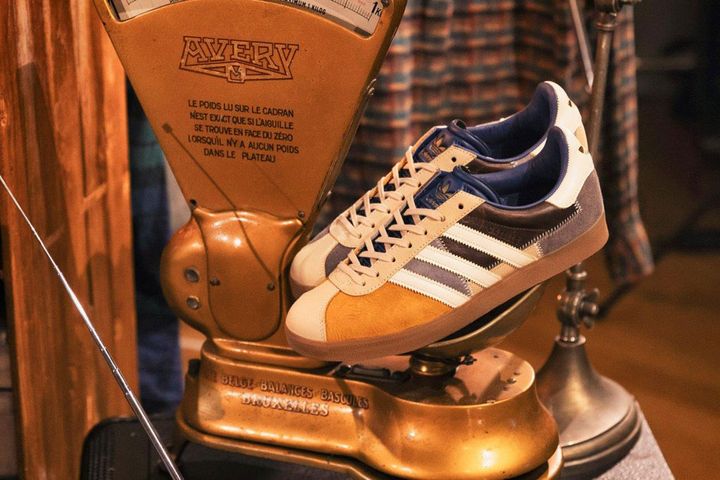 フットボールファッションと相性抜群！adidas Originalsの人気スニーカー「GAZELLE」に特別モデルが登場
