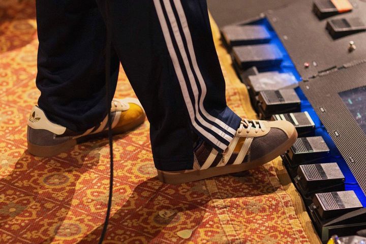 フットボールファッションと相性抜群！adidas Originalsの人気スニーカー「GAZELLE」に特別モデルが登場