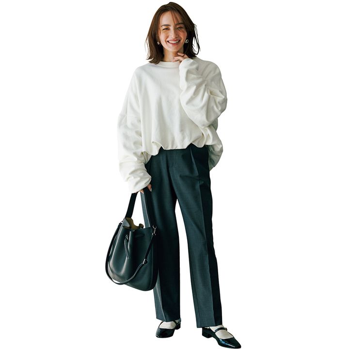 足元は白靴下とメリージェーン。ボリューム袖の甘い白スウェットすとんとした黒スラックスのコーディネート。