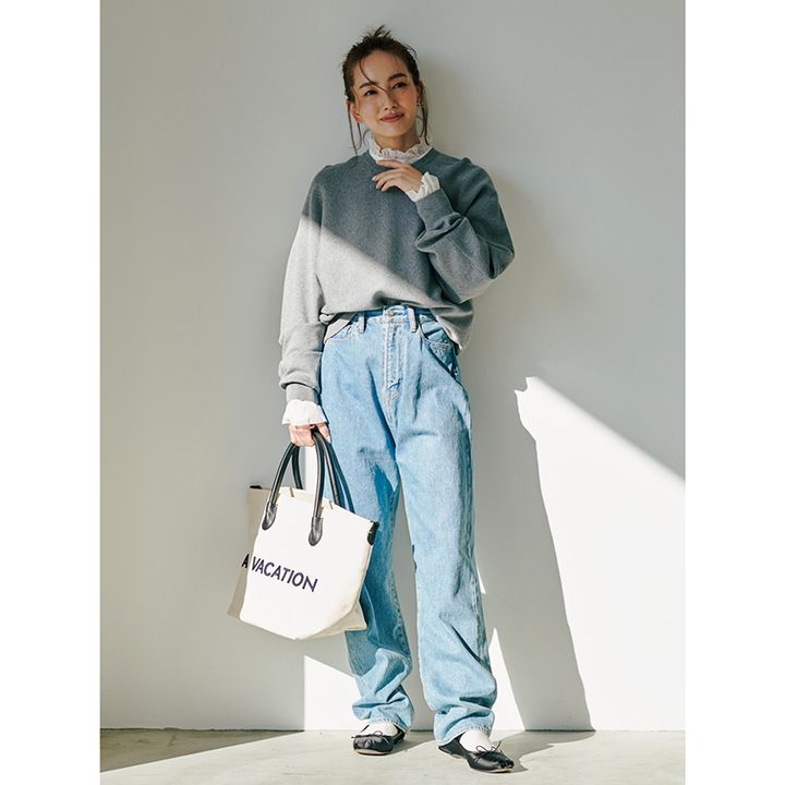 グレースウェットの首元&手元にチラリとフリルを効かせて、デニムパンツ合わせで。足元はバレエシューズと白ソックス。