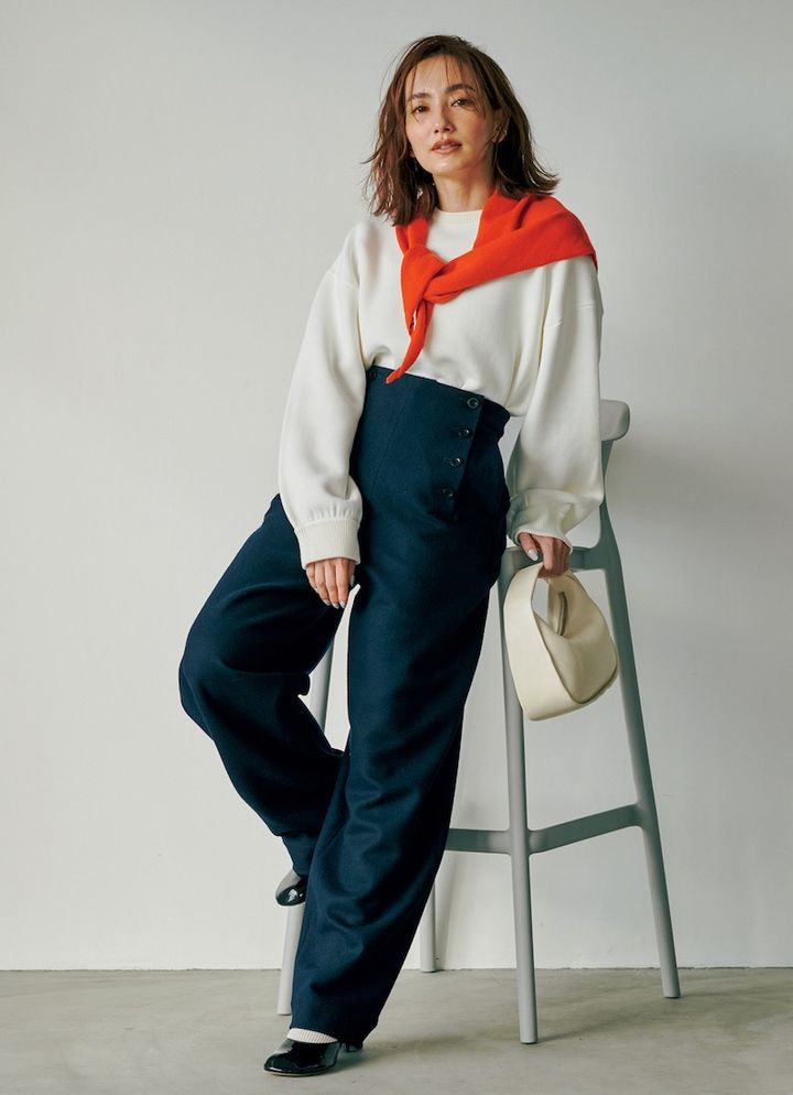 グレースウェットの首元&手元にチラリとフリルを効かせて、デニムパンツ合わせで。足元はバレエシューズと白ソックス。