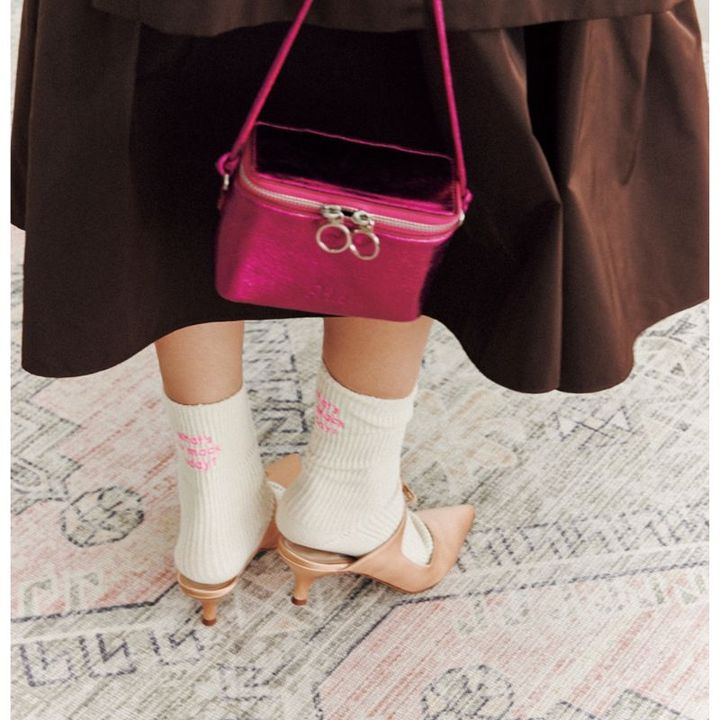 ソックスかかと部分のピンク色のロゴ