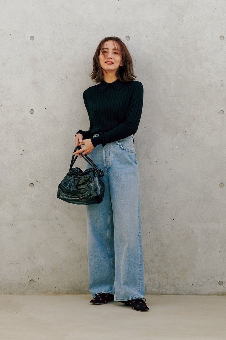 黒ニットとデニムのシンプルなワンツーコーデに、足元は黒靴下×黒のメッシュシューズ