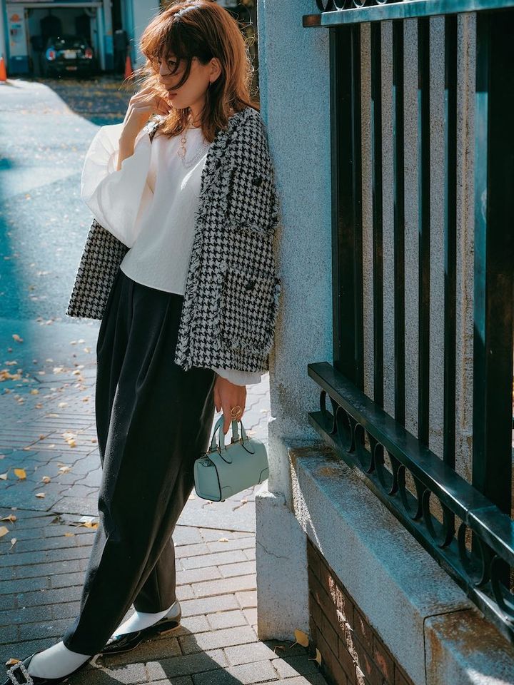 クロップド丈の白の甘ブラウスにツイードジャケットを羽織りワイドパンツを合わせたコーデ。足元は白ソックスと黒のビジューパンプス。