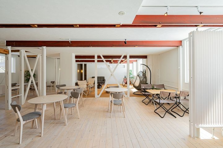 古民家をリノベーションした明るい北欧風の店内でくつろぎの時間が楽しめます