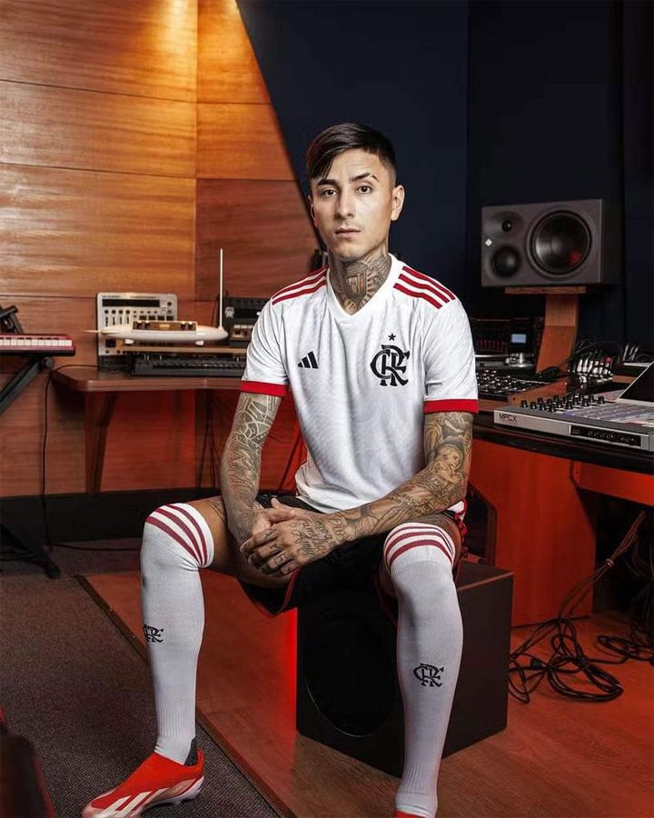 フラメンゴが「音波」の新ユニフォームを発表 ミュージシャンとコラボして“楽曲もリリース”する