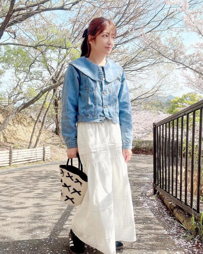 しまむらのホワイトの「ペーパーリボンモチーフトートバッグ」