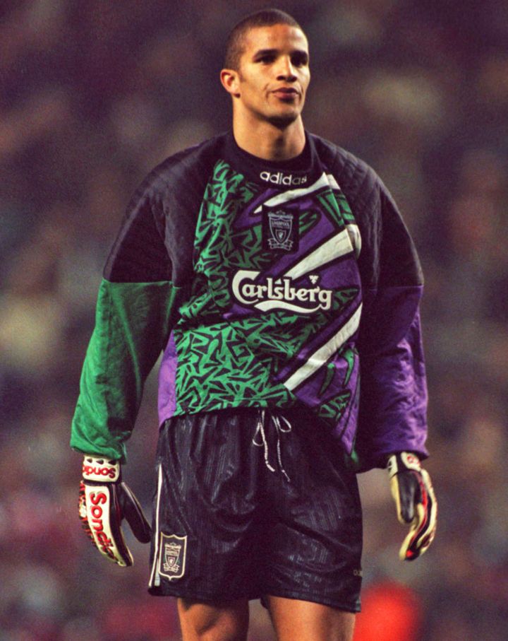 リヴァプール、「真のクレイジーユニ」に触発のカプセルコレクション！90年代“伝説のGKユニ”が甦る