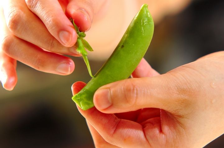 キャベツとスナップエンドウのみそ汁の下準備1