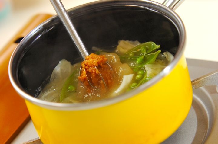 キャベツとスナップエンドウのみそ汁の作り方2