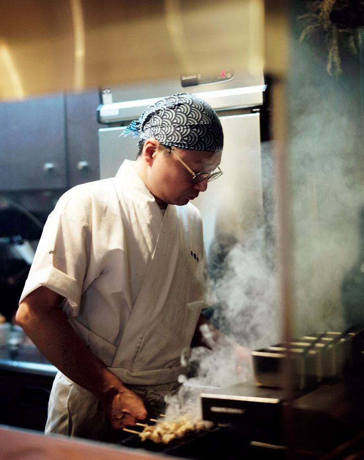関内『里葉亭（関内本店）』の調理風景
