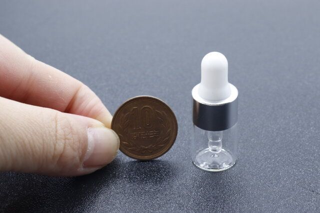 セリアのガラスボトル 2P 2ml スポイト付のサイズ感