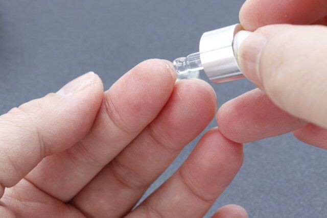 セリアのガラスボトル 2P 2ml スポイト付を滴下する様子