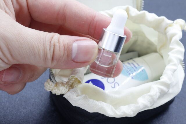 セリアのガラスボトル 2P 2ml スポイト付を手に持った様子