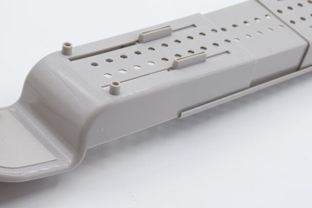 スリーコインズの伸縮バステーブルスリムGYは伸縮タイプで幅を調節できる