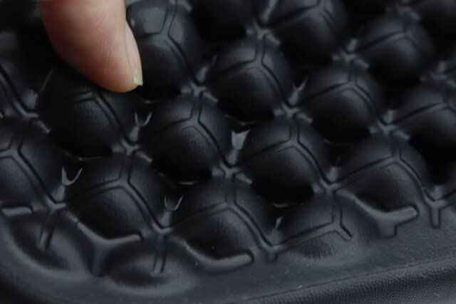 ダイソーのEVA 健康サンダル穴あき