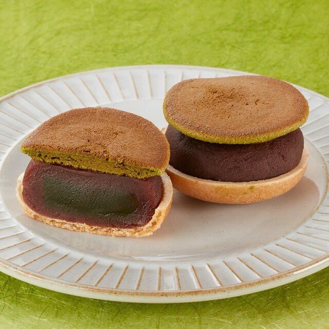 シャトレーゼのどら焼きと最中が組み合わさったもなどら 抹茶