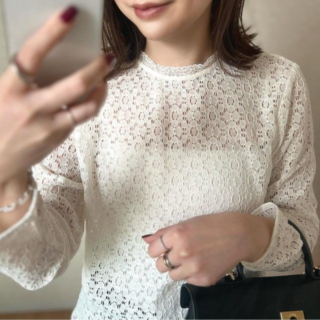 UNIQLO「チューブトップレースブラウスコーデの女性」