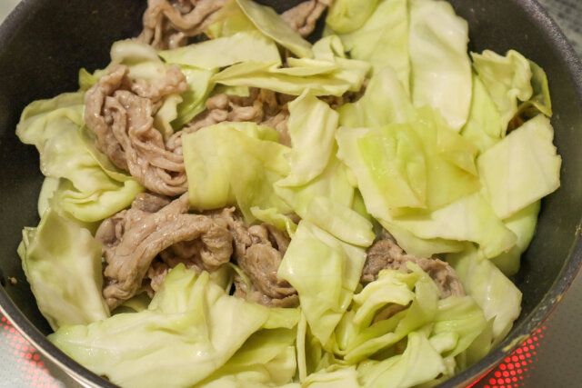 豚こまと卵のオイマヨ炒め レシピ キャベツを加えて炒める