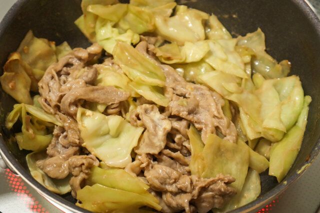 豚こまと卵のオイマヨ炒め レシピ オイスターソースとマヨネーズを加えて炒める