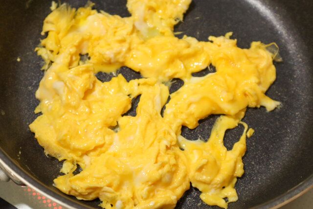 豚こまと卵のオイマヨ炒め レシピ 卵を焼く