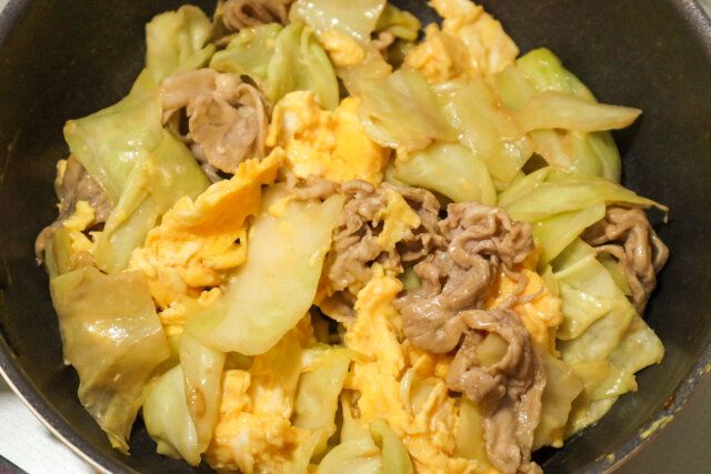 豚こまと卵のオイマヨ炒め レシピ 卵を戻し入れて炒める
