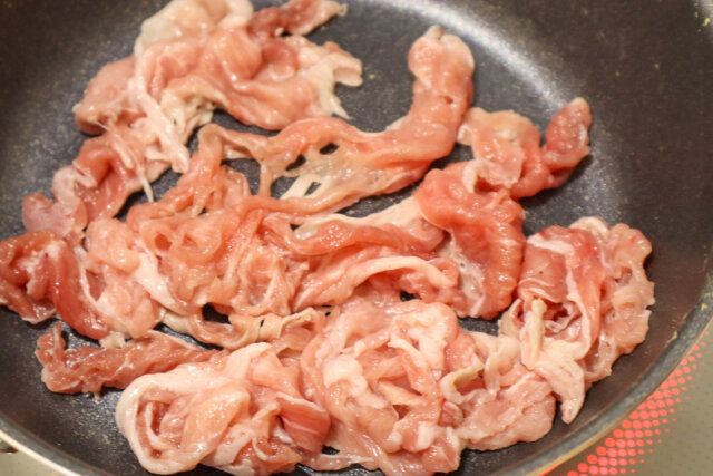 豚こまと卵のオイマヨ炒め レシピ 豚肉を炒める