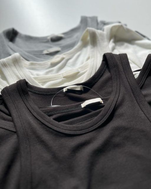 GUの2ピースタンクトップレイヤードTのブラックとグレート白の物撮り
