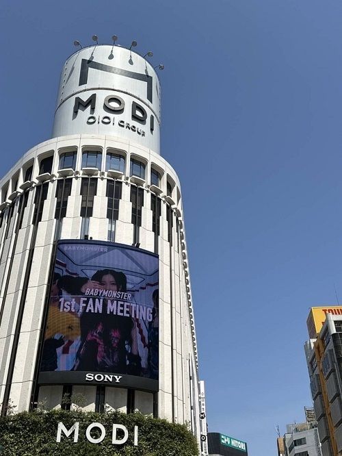 電光掲示板に登場したBABYMONSTERの映像