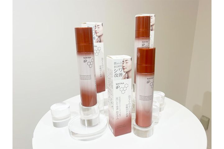ソフィ－ナ iP ム－ス セラム WB（医薬部外品）本体／￥6,380（税込み）