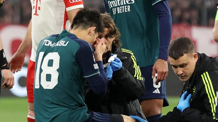 冨安健洋、CLバイエルン戦の試合中にコンタクトレンズ落下！付け直す場面が話題に