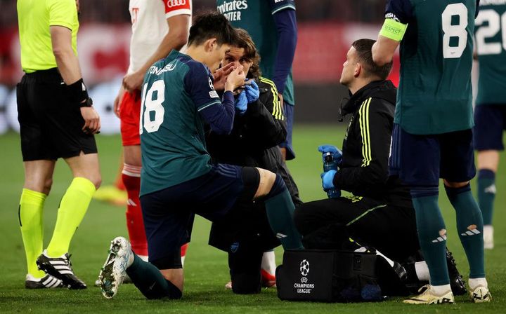 冨安健洋、CLバイエルン戦の試合中にコンタクトレンズ落下！付け直す場面が話題に