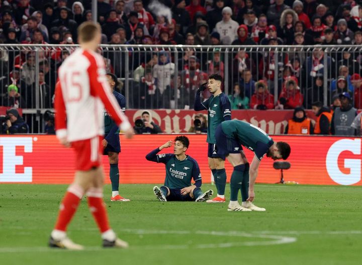 冨安健洋、CLバイエルン戦の試合中にコンタクトレンズ落下！付け直す場面が話題に