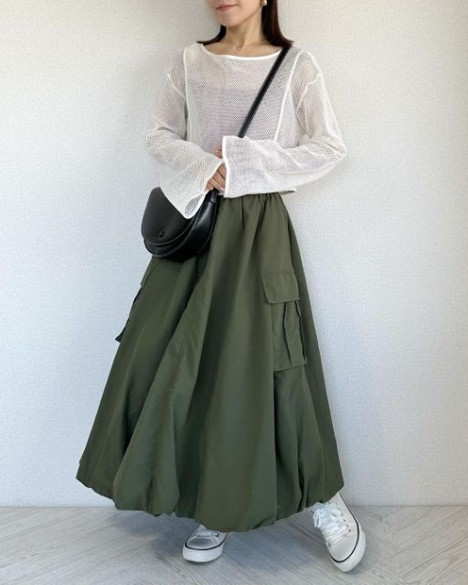 ナイロンカーゴバルーンスSKを着用したコーデ