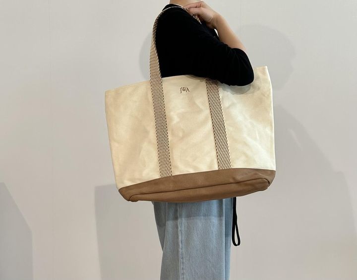 画像: 【UNIQLO and JW ANDERSON】バッグ¥3,990［縦37×横52×マチ16cm］ www.uniqlo.com