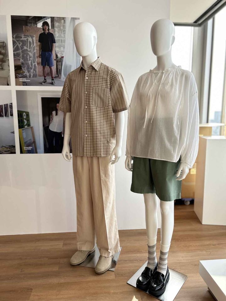 画像: 【UNIQLO and JW ANDERSON】ユーティリティワークショーツ¥2,990、コットンシアーボリュームブラウス（長袖）¥2,990、ソックス¥390、【UNIQLO:C】コンフィールタッチローファー¥4,990 www.uniqlo.com