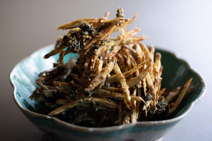 あおさと胡麻の香りが食欲をそそる“ごぼうのあおさ揚げ”